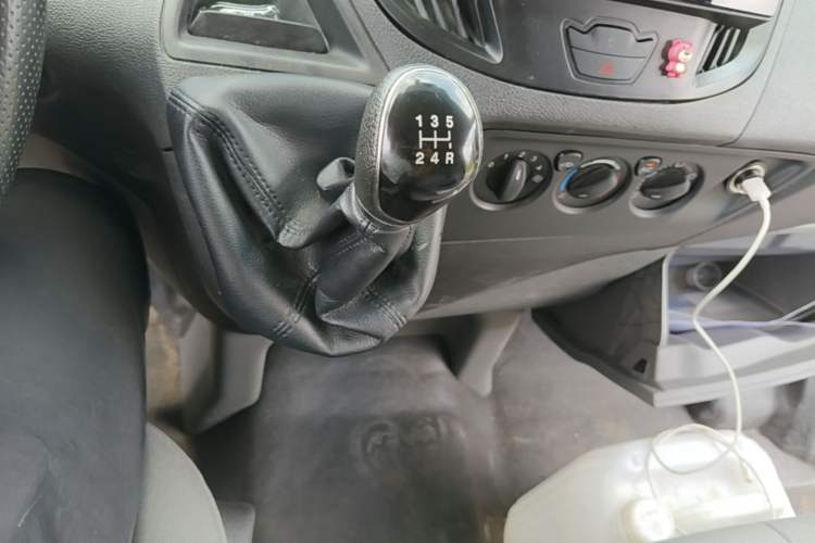 Used Ford Transit 2017 2.0T Diesel Van Short Wheelbase Low Roof China IV Standard Gear Lever