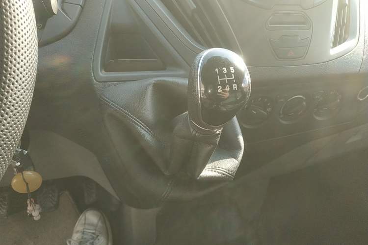 Used Ford Transit 2017 2.0T Diesel Van Short Wheelbase Mid-Roof China V Standard Gear Lever