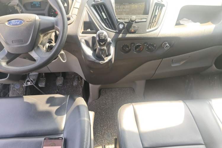 Used Ford Transit 2017 2.0T Diesel Multi-Function Commercial Vehicle Mid-Drive Mid-Roof China V Standard Gear Lever