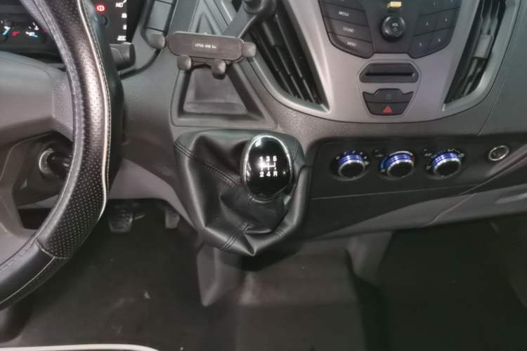Used Ford Transit 2017 2.0T Diesel Multi-Purpose Commercial Vehicle Short Wheelbase Low Roof China V Standard Gear Lever