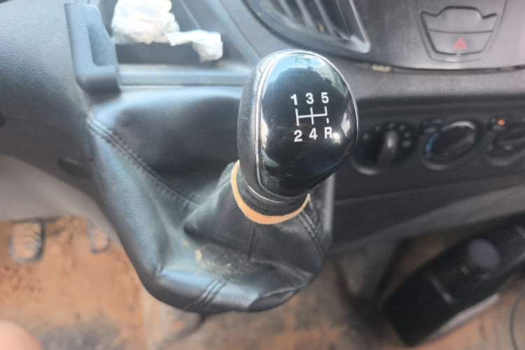 Used Ford Transit 2017 2.0T Diesel Multi-Function Commercial Vehicle Mid-Drive Mid-Roof China V Standard Gear Lever