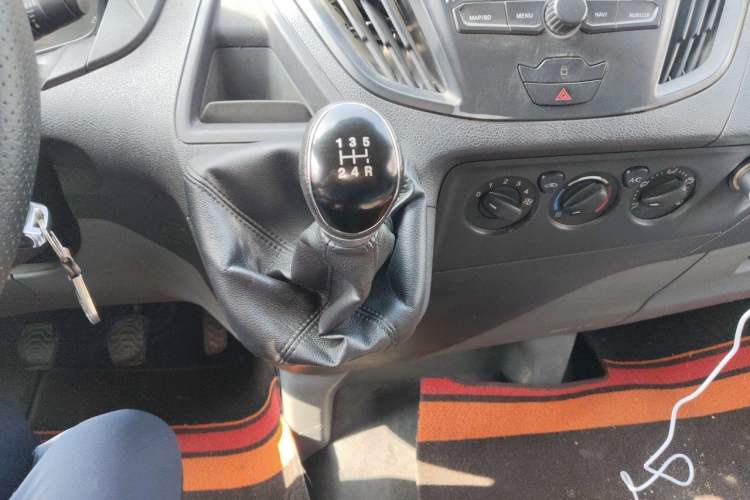 Used Ford Transit 2017 2.0T Diesel Van Short Wheelbase Low Roof China V Standard Gear Lever