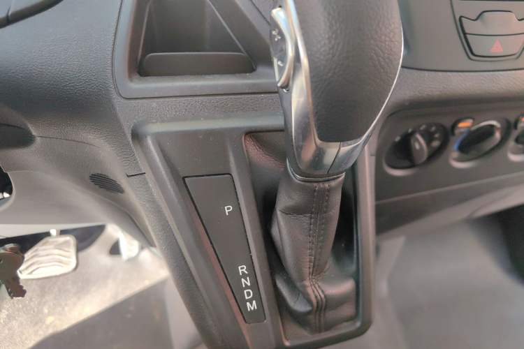 Used Ford Transit 2017 2.0T Gasoline Automatic Multi-Function Commercial Vehicle Mid-Drive Mid-Roof China V-standard Gear Lever