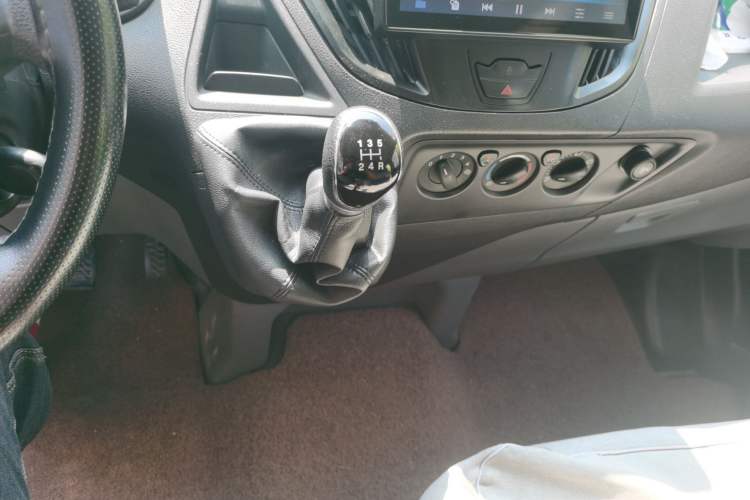 Used Ford Transit 2017 2.0T Diesel Multi-Purpose Commercial Vehicle Mid-Drive Mid-Roof China IV Standard Gear Lever