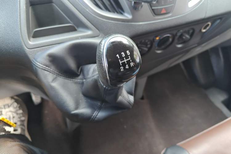 Used Ford Transit 2017 2.0T Gasoline Multi-Purpose Commercial Vehicle Mid-Drive Mid-Roof China V Standard Gear Lever
