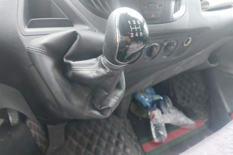 Used Ford Transit 2017 2.0T Diesel Multi-Purpose Commercial Vehicle Short Wheelbase Low Roof China V Standard Gear Lever