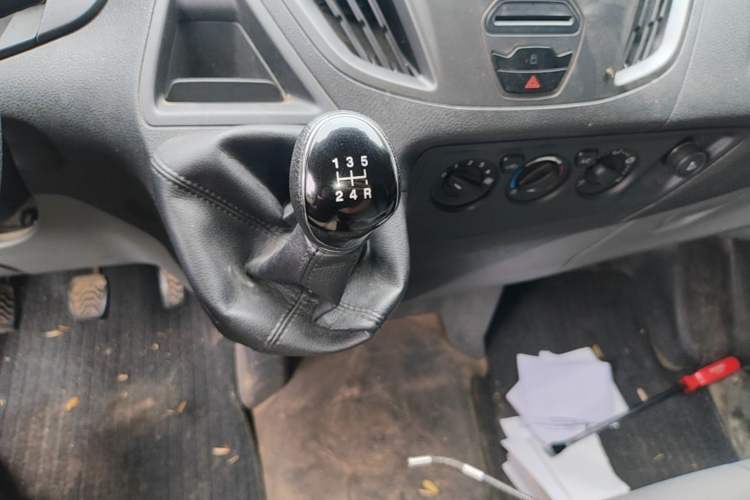 Used Ford Transit 2017 2.0T Gasoline Multi-Purpose Commercial Vehicle Mid-Drive Mid-Roof China V Standard Gear Lever