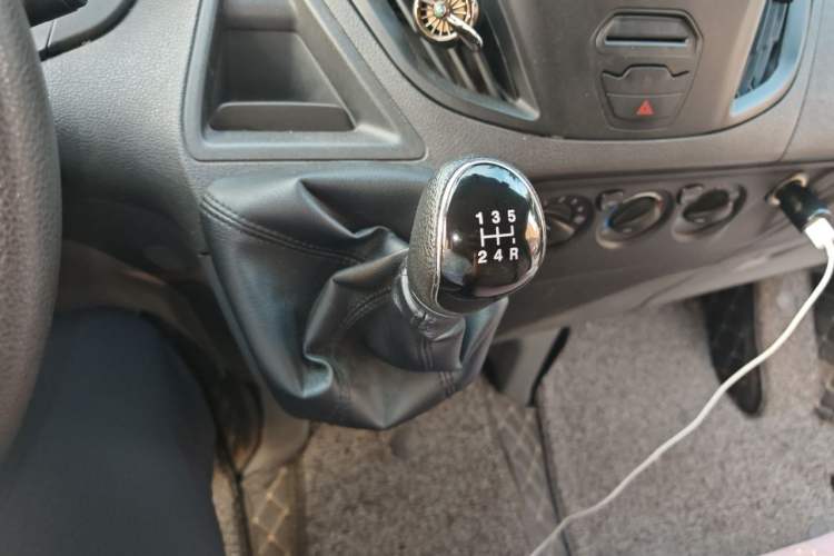 Used Ford Transit 2017 2.0T Diesel Van Mid-Chassis Mid-Roof China V Standard Gear Lever