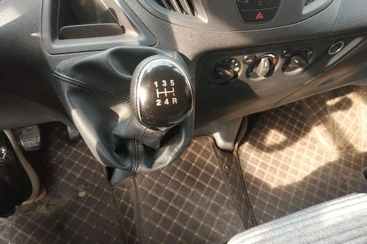 Used Ford Transit 2017 2.0T Diesel Van Mid-Chassis Mid-Roof China V Standard Gear Lever