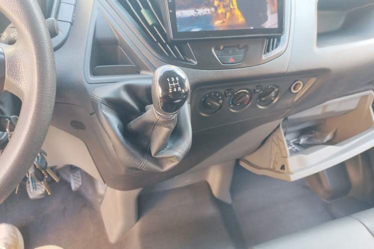 Used Ford Transit 2017 2.0T Diesel Multi-Purpose Commercial Vehicle Short Wheelbase Low Roof China V Standard Gear Lever