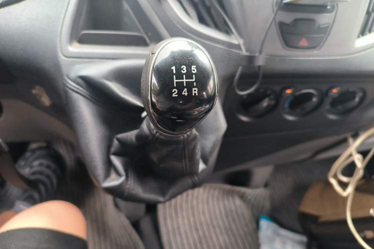 Used Ford Transit 2017 2.0T Diesel Van Short Wheelbase Low Roof China V Standard Gear Lever