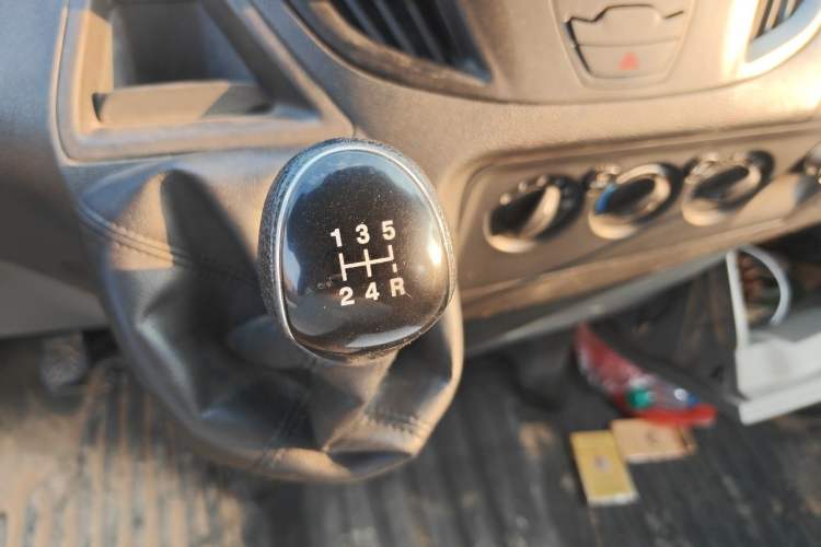 Used Ford Transit 2017 2.0T Diesel Multi-Purpose Commercial Vehicle Short Wheelbase Low Roof China V Standard Gear Lever