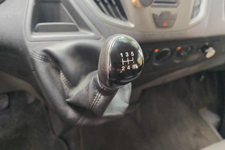 Used Ford Transit 2017 2.0T Gasoline Multi-Purpose Commercial Vehicle Short Wheelbase Low Roof China V Standard Gear Lever