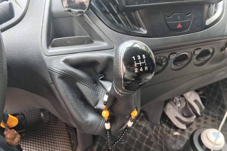 Used Ford Transit 2017 2.0T Diesel Multi-Function Commercial Vehicle Mid-Drive Mid-Roof China V Standard Gear Lever