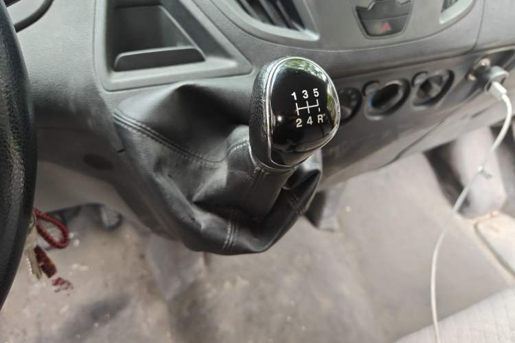 Used Ford Transit 2017 2.0T Diesel Multi-Function Commercial Vehicle Mid-Drive Mid-Roof China V Standard Gear Lever
