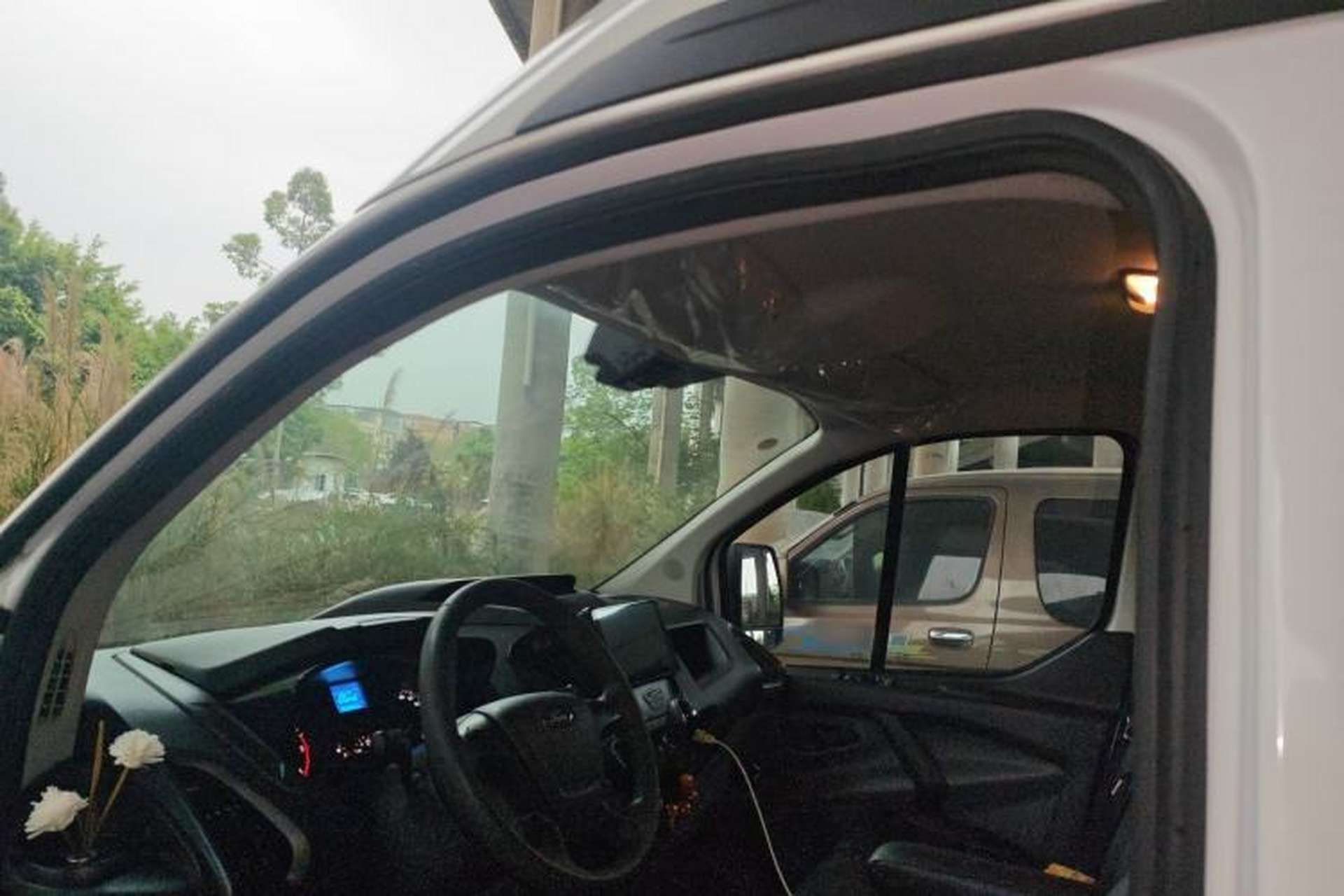 Used Ford Transit 2017 2.0T Diesel Van Mid-Chassis Mid-Roof China IV Standard Headliner