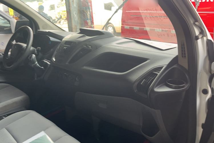 Used Ford Transit 2017 2.0T Gasoline Van Mid-Drive Mid-Roof China V Standard Interior 2