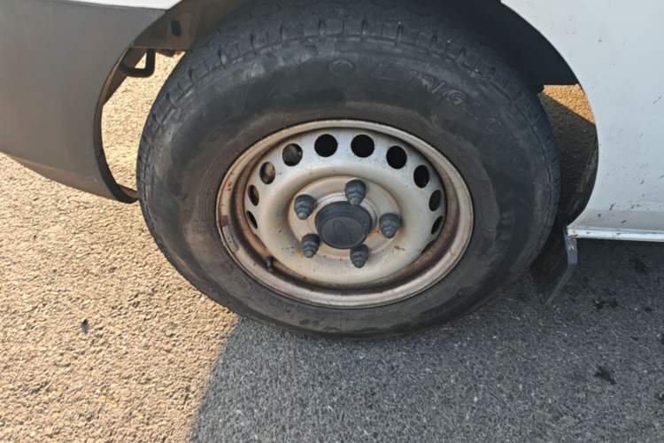 Used Ford Transit 2017 2.0T Diesel Van Mid-Chassis Mid-Roof China V Standard Left Front Wheel Hub
