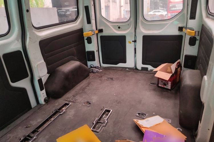 Used Ford Transit 2017 2.0T Diesel Multi-Purpose Commercial Vehicle Short Wheelbase Low Roof China IV Standard Left Rear Seat