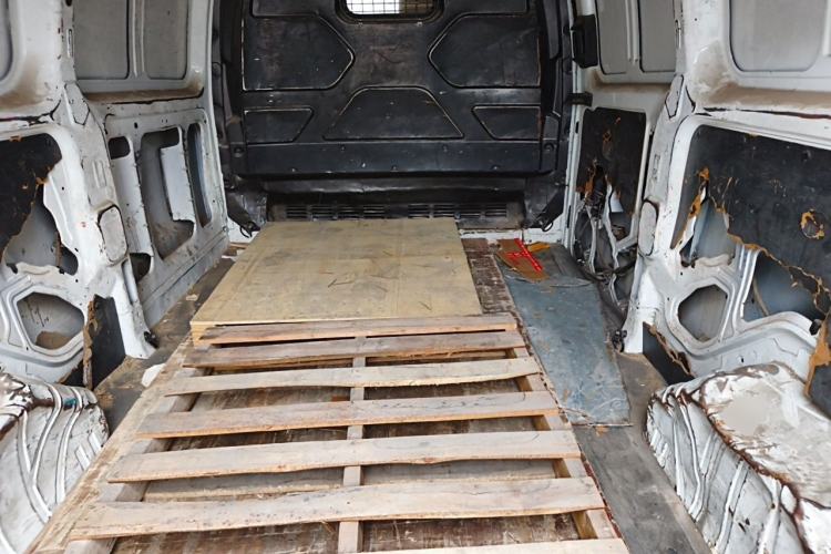 Used Ford Transit 2017 2.0T Diesel Van Mid-Chassis Mid-Roof China V Standard Left Rear Seat