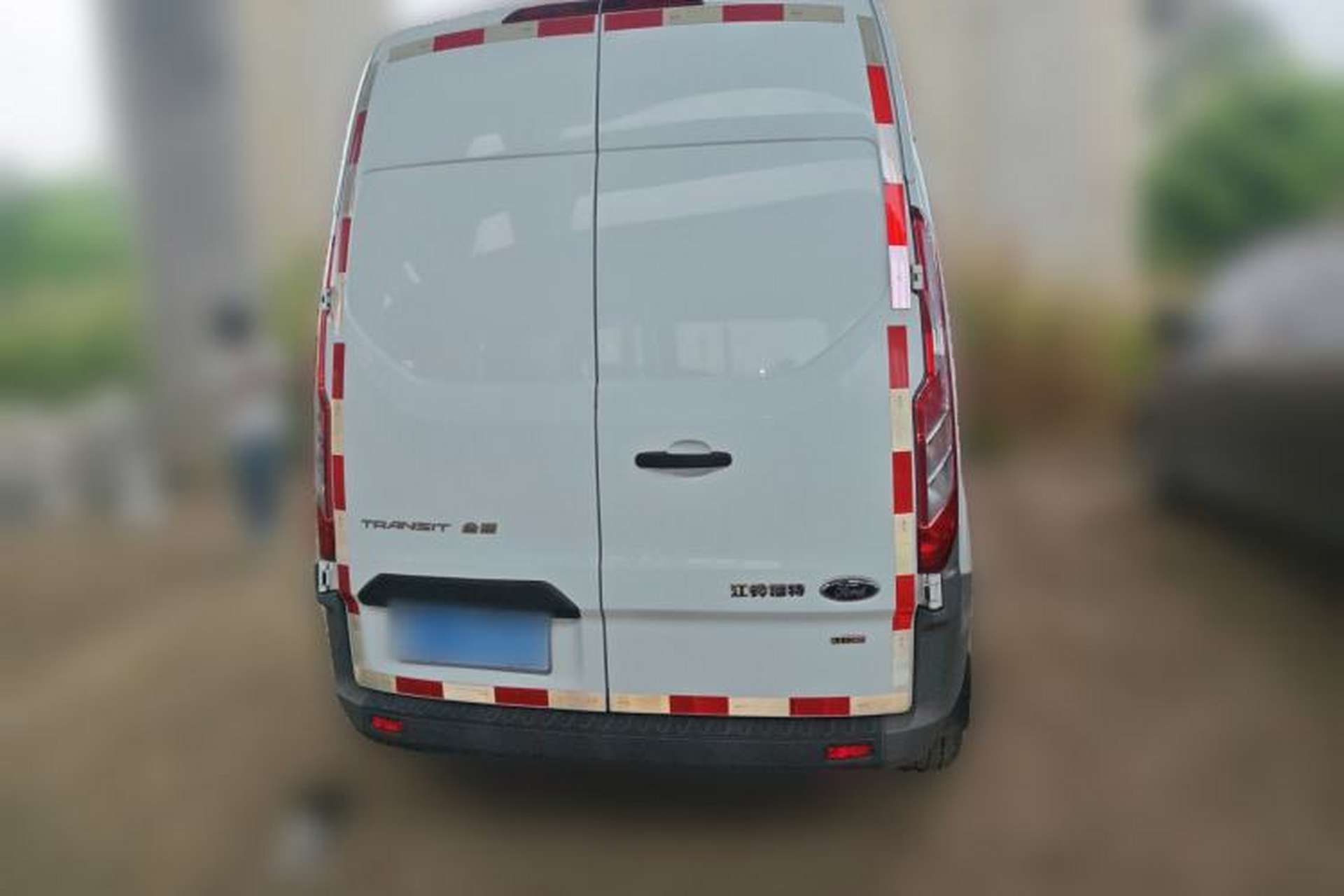 Used Ford Transit 2017 2.0T Diesel Van Mid-Chassis Mid-Roof China IV Standard Rear