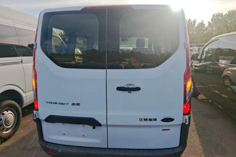 Used Ford Transit 2017 2.0T Diesel Multi-Purpose Commercial Vehicle Short Wheelbase Low Roof China V Standard Rear