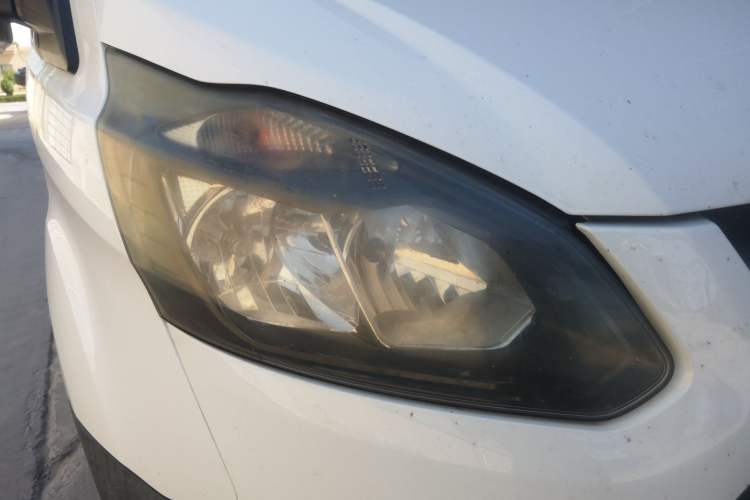 Used Ford Transit 2017 2.0T Diesel Multi-Purpose Commercial Vehicle Mid-Drive Mid-Roof China IV Standard Right Front Headlight