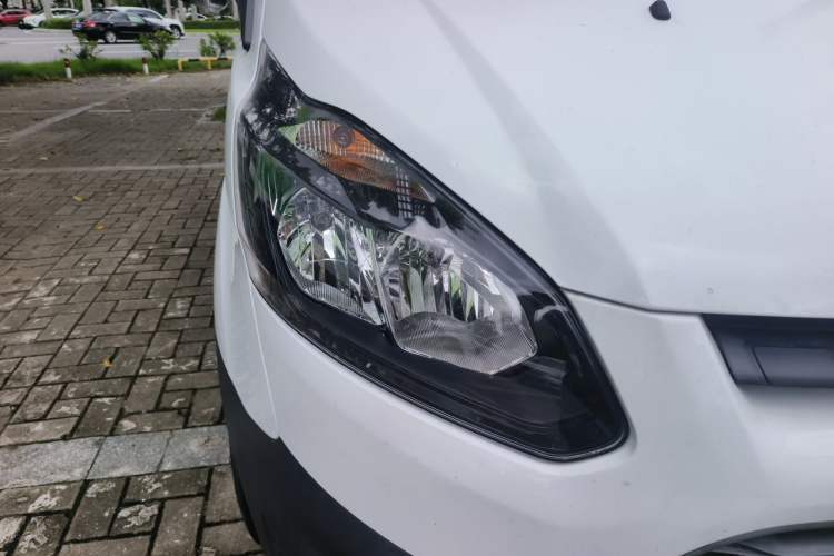Used Ford Transit 2017 2.0T Diesel Van Short Wheelbase Low Roof China IV Standard Right Front Headlight