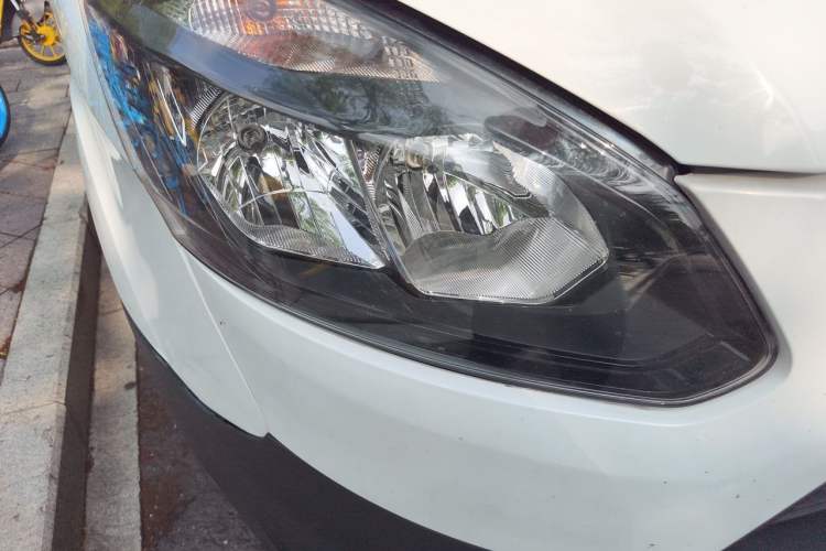 Used Ford Transit 2017 2.0T Diesel Multi-Purpose Commercial Vehicle Short Wheelbase Low Roof China V Standard Right Front Headlight