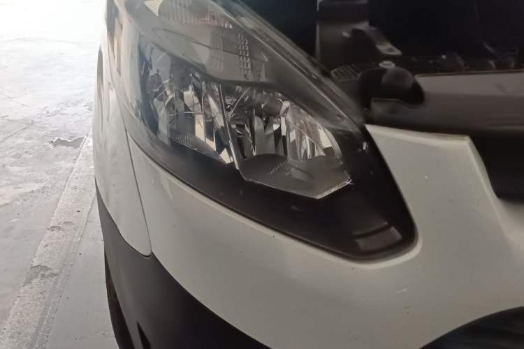 Used Ford Transit 2017 2.0T Diesel Van Mid-Chassis Mid-Roof China IV Standard Right Front Headlight