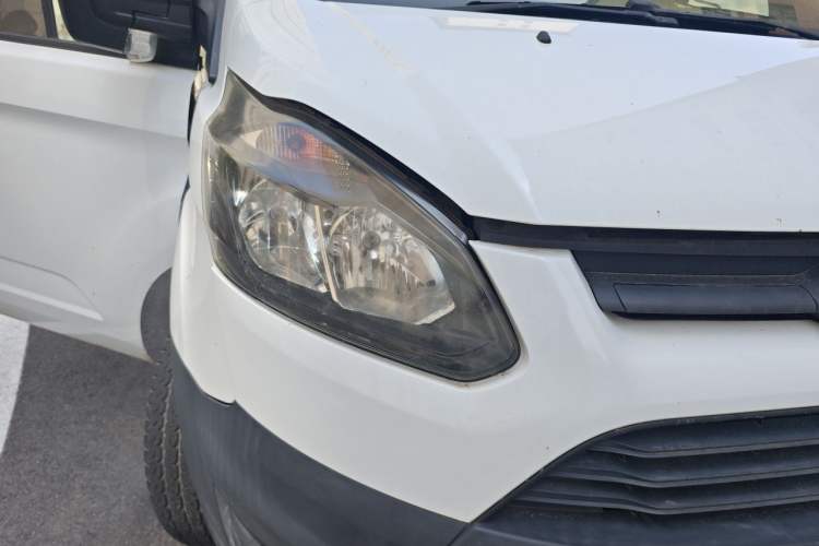Used Ford Transit 2017 2.0T Diesel Multi-Function Commercial Vehicle Mid-Drive Mid-Roof China V Standard Right Front Headlight
