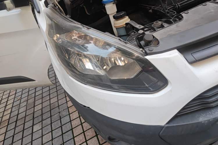 Used Ford Transit 2017 2.0T Diesel Multi-Purpose Commercial Vehicle Short Wheelbase Low Roof China IV Standard Right Front Headlight