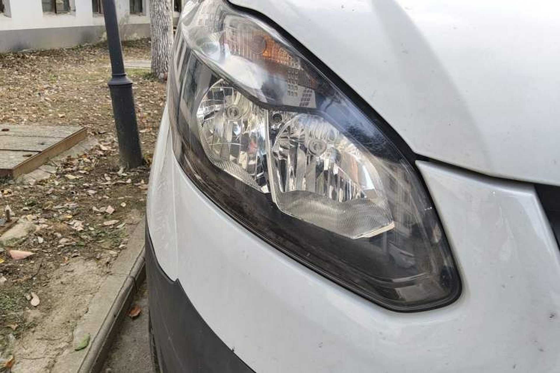 Used Ford Transit 2017 2.0T Diesel Multi-Purpose Commercial Vehicle Short Wheelbase Mid-Roof China IV Standard Right Front Headlight
