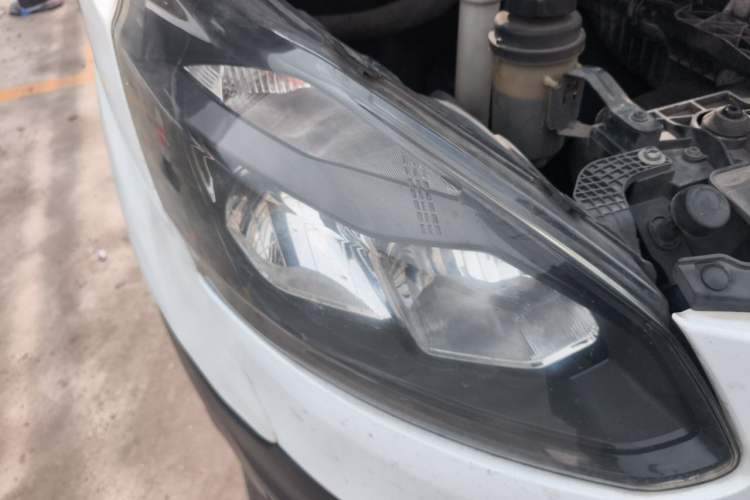 Used Ford Transit 2017 2.0T Diesel Van Mid-Chassis Mid-Roof China V Standard Right Front Headlight