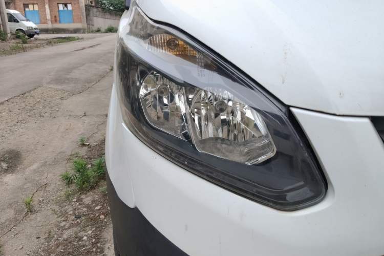 Used Ford Transit 2017 2.0T Diesel Van Short Wheelbase Low Roof China V Standard Right Front Headlight