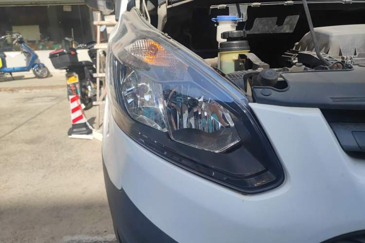 Used Ford Transit 2017 2.0T Diesel Van Mid-Chassis Mid-Roof China V Standard Right Front Headlight