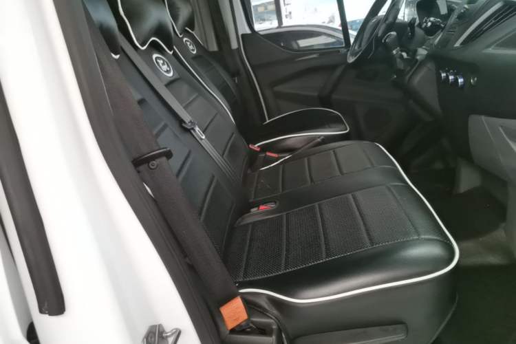 Used Ford Transit 2017 2.0T Diesel Multi-Purpose Commercial Vehicle Short Wheelbase Low Roof China V Standard Right Front Seat