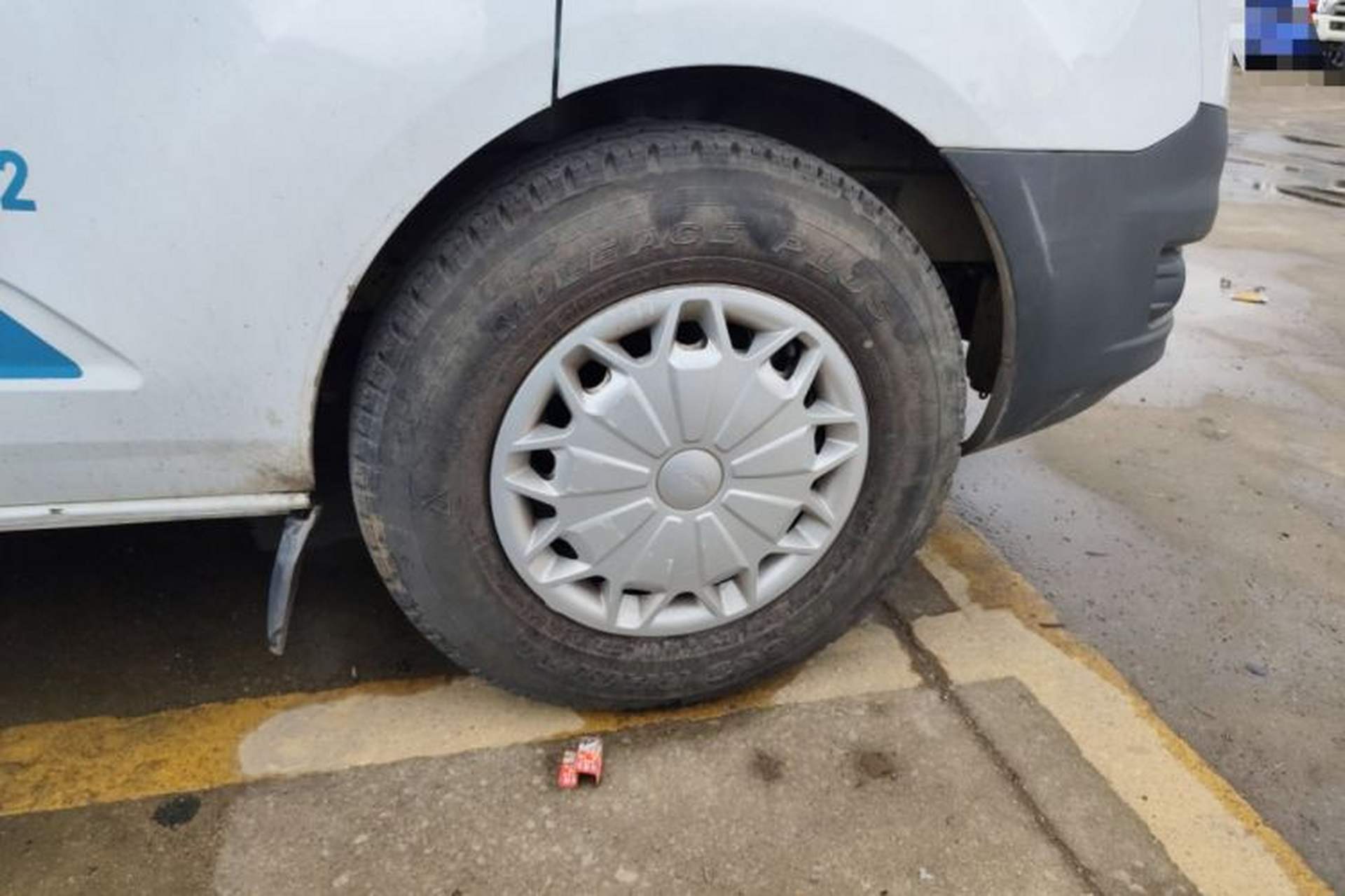 Used Ford Transit 2017 2.0T Diesel Multi-Purpose Commercial Vehicle Mid-Drive Mid-Roof China IV Standard Right Front Wheel Hub