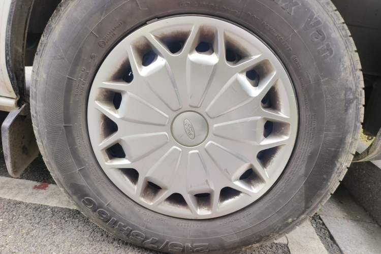 Used Ford Transit 2017 2.0T Diesel Multi-Purpose Commercial Vehicle Mid-Drive Mid-Roof China IV Standard Right Front Wheel Hub