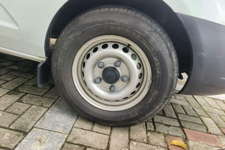 Used Ford Transit 2017 2.0T Diesel Van Short Wheelbase Low Roof China IV Standard Right Front Wheel Hub