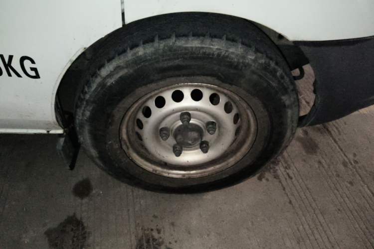 Used Ford Transit 2017 2.0T Diesel Van Mid-Chassis Mid-Roof China V Standard Right Front Wheel Hub