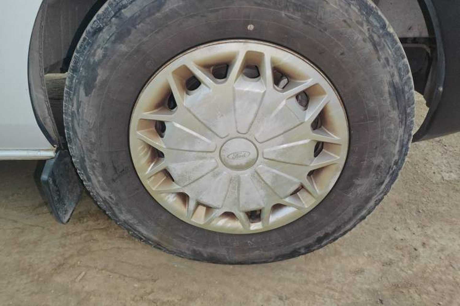 Used Ford Transit 2017 2.0T Diesel Van Mid-Chassis Mid-Roof China IV Standard Right Front Wheel Hub