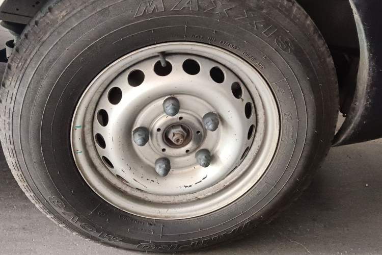 Used Ford Transit 2017 2.0T Diesel Van Mid-Chassis Mid-Roof China IV Standard Right Front Wheel Hub