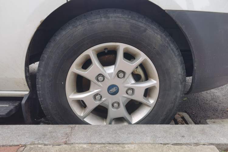 Used Ford Transit 2017 2.0T Diesel Multi-Function Commercial Vehicle Mid-Drive Mid-Roof China V Standard Right Front Wheel Hub