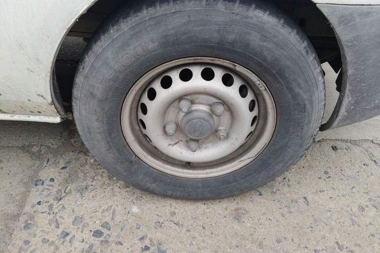 Used Ford Transit 2017 2.0T Diesel Van Mid-Chassis Mid-Roof China IV Standard Right Front Wheel Hub