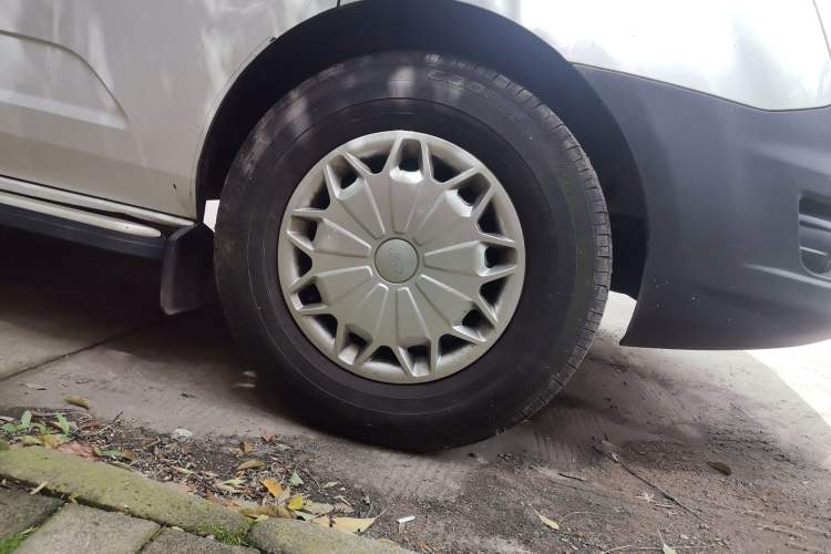 Used Ford Transit 2017 2.0T Diesel Multi-Purpose Commercial Vehicle Mid-Drive Mid-Roof China IV Standard Right Front Wheel Hub