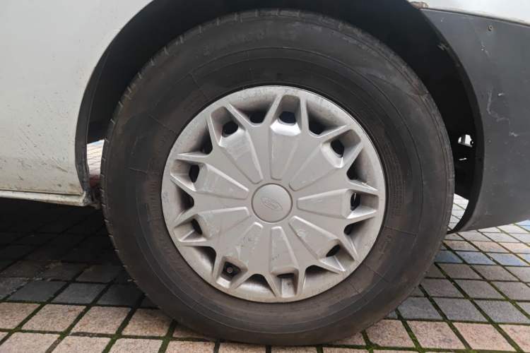 Used Ford Transit 2017 2.0T Diesel Multi-Purpose Commercial Vehicle Short Wheelbase Low Roof China IV Standard Right Front Wheel Hub