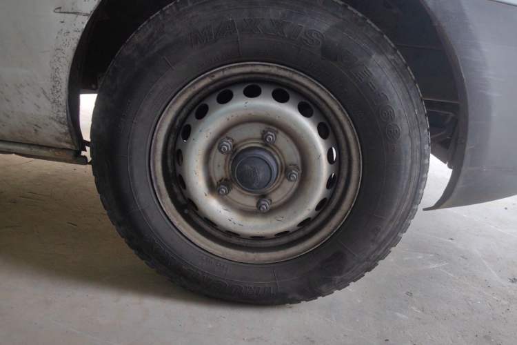 Used Ford Transit 2017 2.0T Diesel Van Mid-Chassis Mid-Roof China V Standard Right Front Wheel Hub