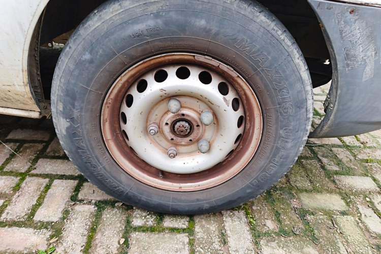 Used Ford Transit 2017 2.0T Diesel Van Mid-Chassis Mid-Roof China V Standard Right Front Wheel Hub