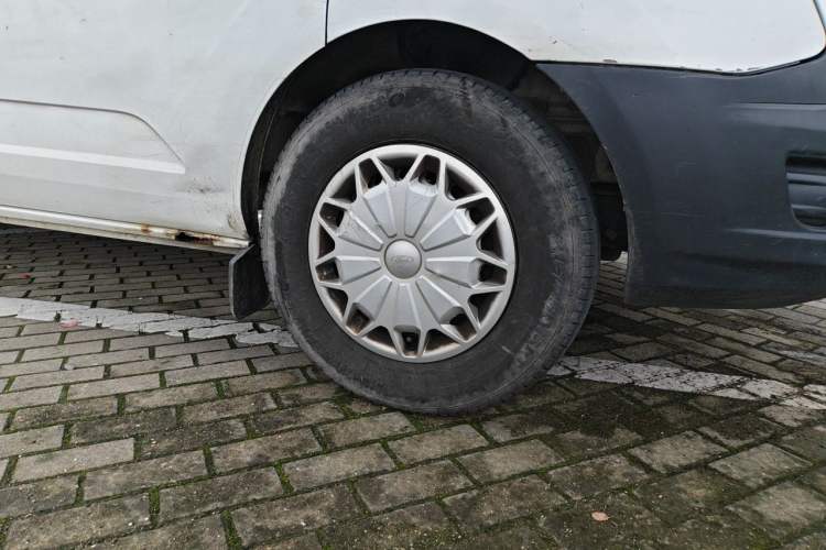 Used Ford Transit 2017 2.0T Diesel Multi-Purpose Commercial Vehicle Mid-Drive Mid-Roof China IV Standard Right Front Wheel Hub